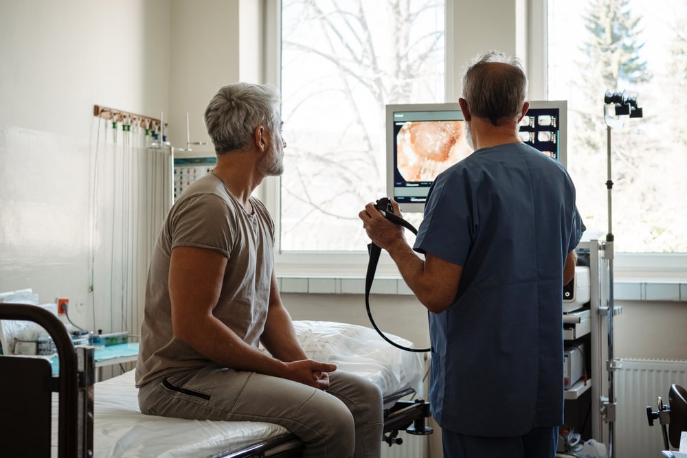 Un médecin explique les résultats de la colonoscopie à son patient