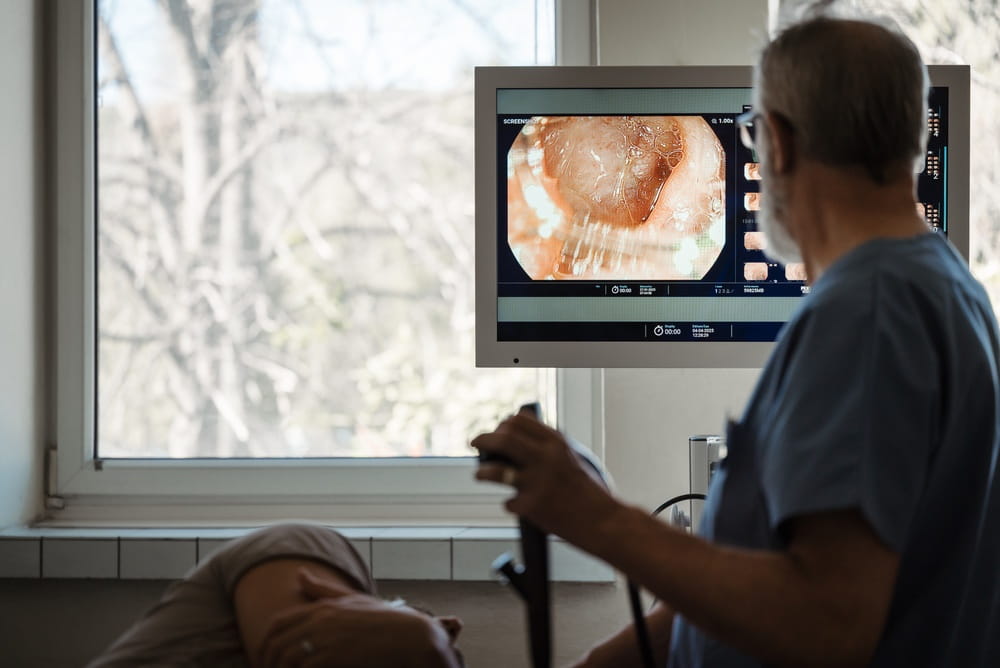 Un gastroentérologue réalise une gastroscopie avec résultat visible à l'écran