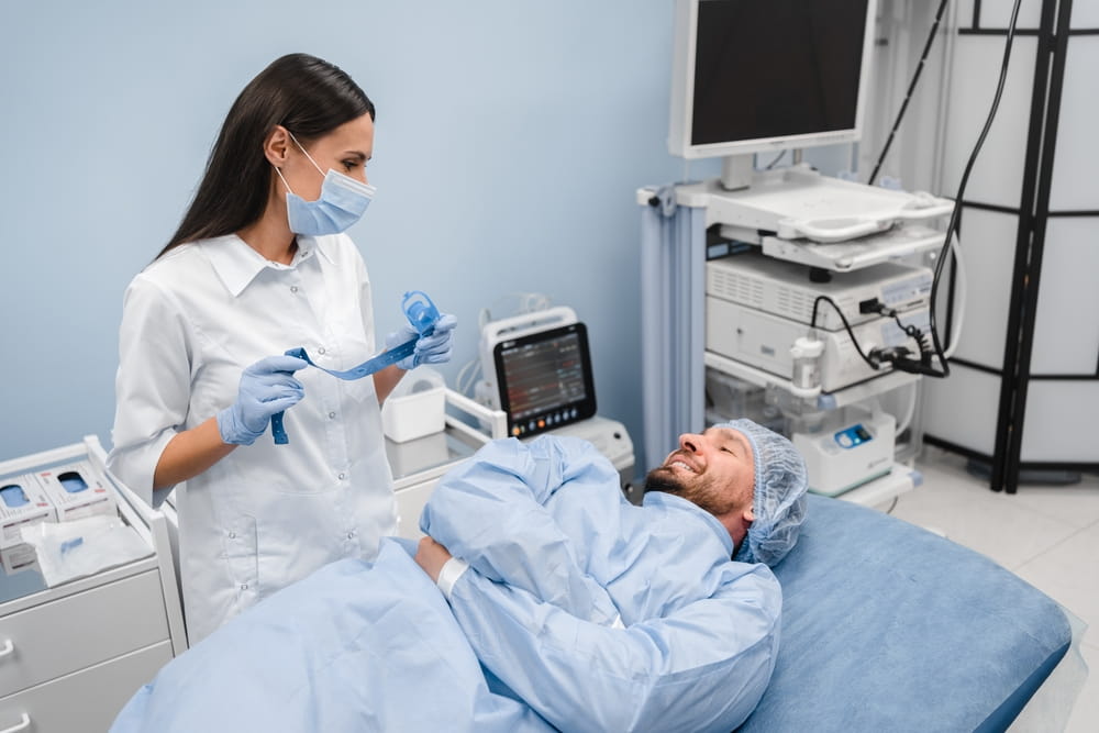 Une infirmière et un patient discute pendant la préparation à la coloscopie