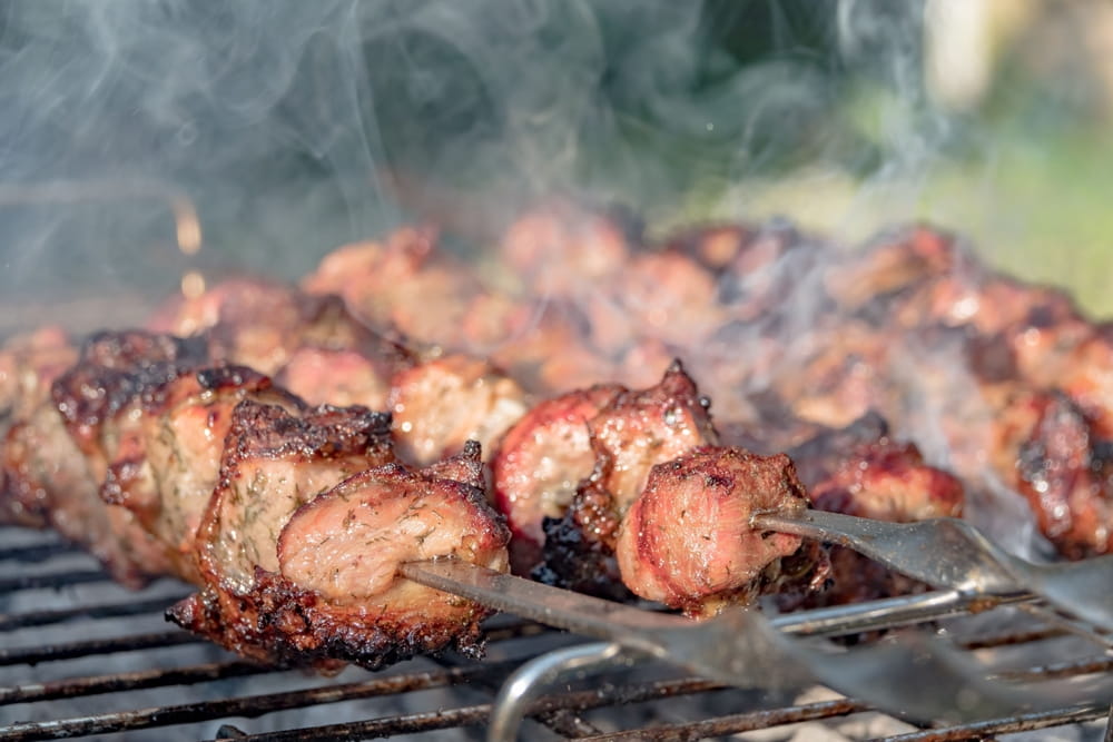 De la viande grillée sur le barbecue qui dégage des composés augmentant le risque de cancer colorectal