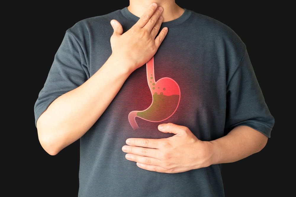 Image concept montrant un homme avec du reflux qui remonte vers l'oesophage